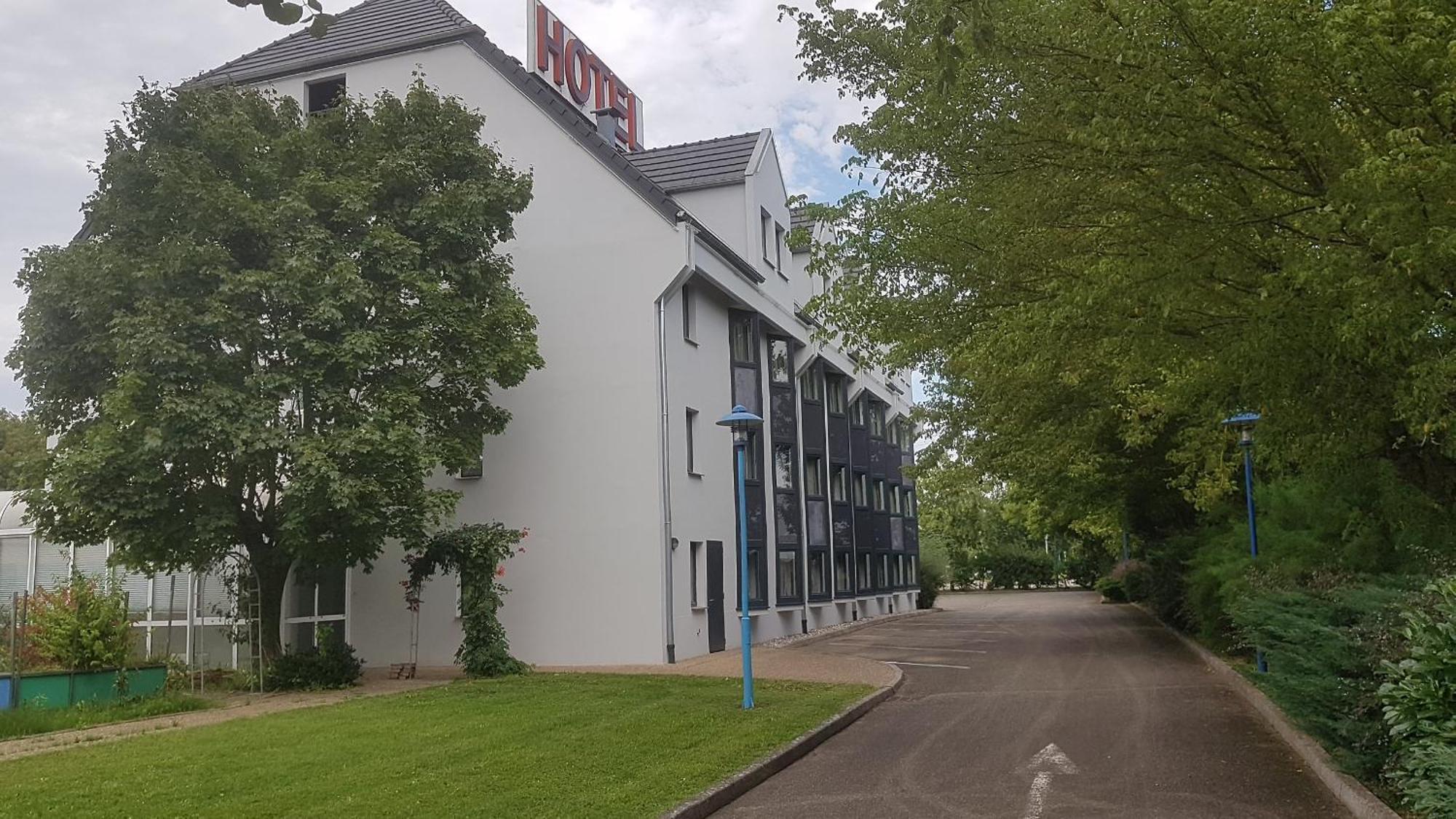 Hotel Restaurant La Tour Romaine - Haguenau - Strasbourg Nord Schweighouse-sur-Moder Zewnętrze zdjęcie