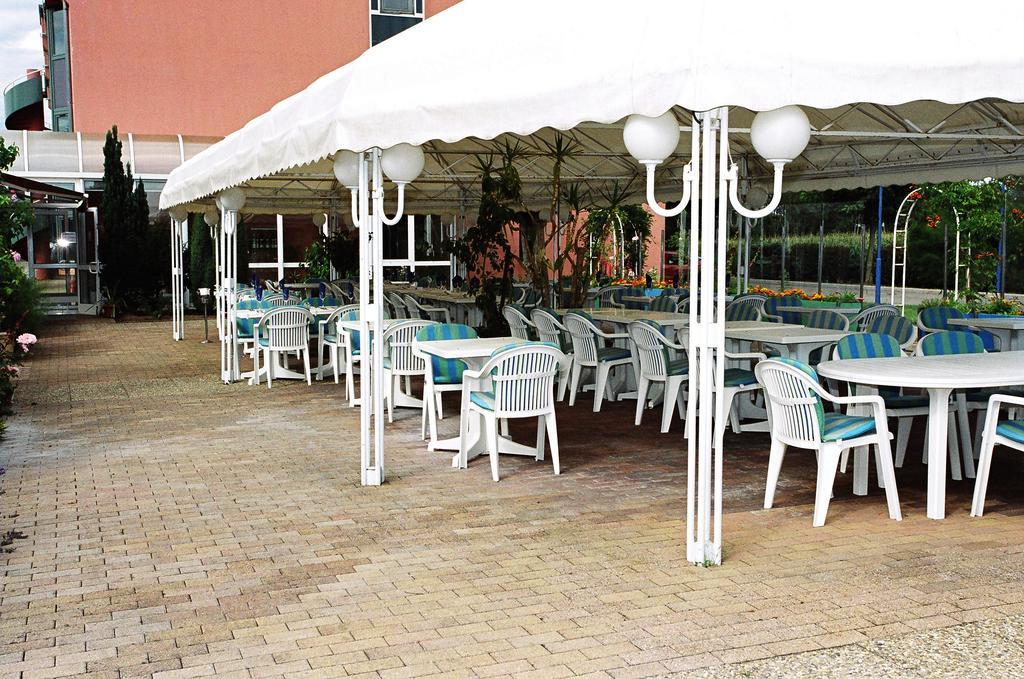 Hotel Restaurant La Tour Romaine - Haguenau - Strasbourg Nord Schweighouse-sur-Moder Zewnętrze zdjęcie