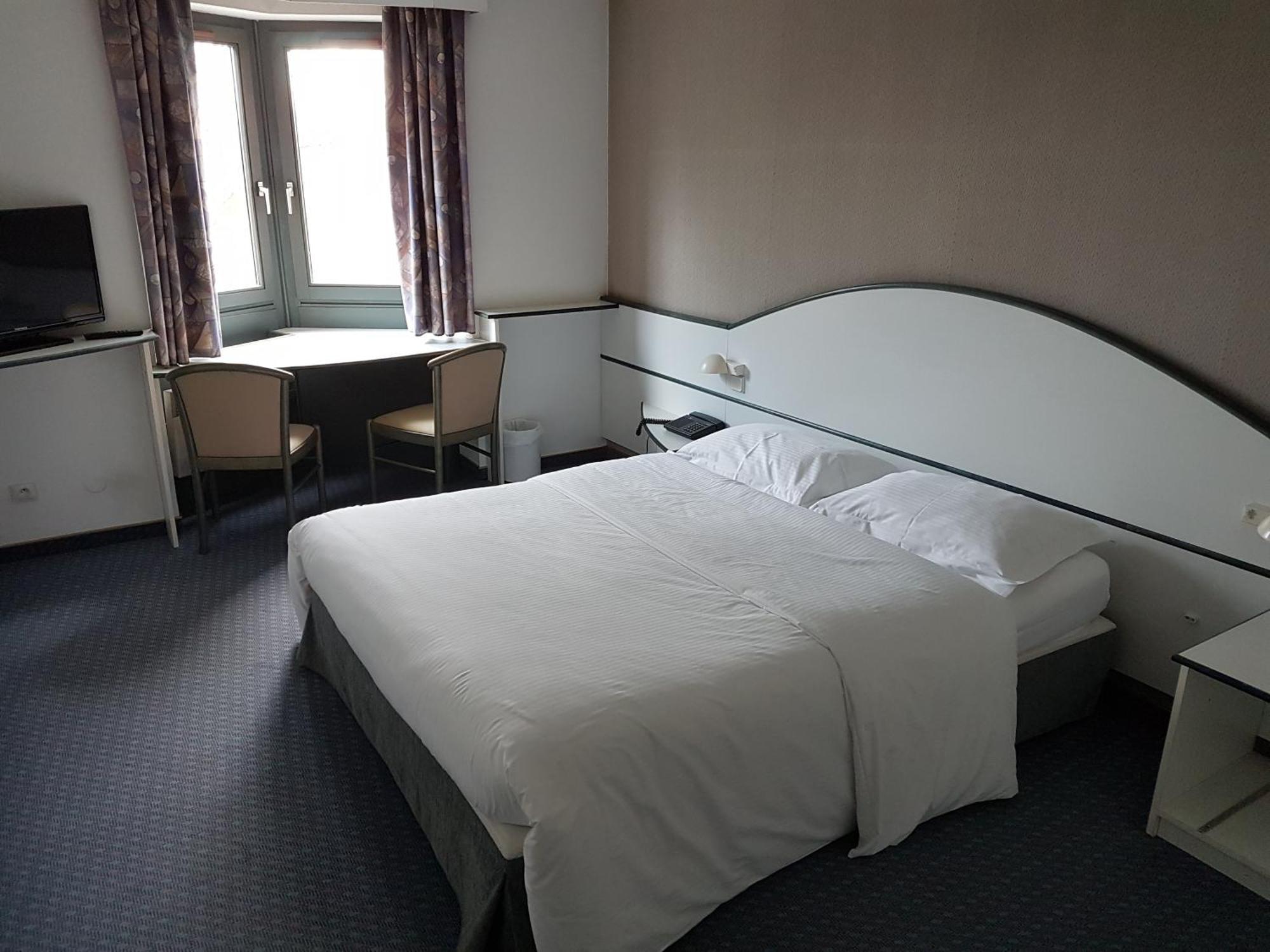 Hotel Restaurant La Tour Romaine - Haguenau - Strasbourg Nord Schweighouse-sur-Moder Zewnętrze zdjęcie